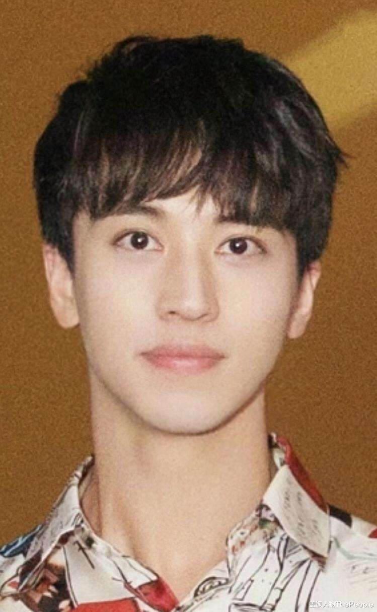 许佳琪|男星割双眼皮是分水岭？成龙周星驰提颜值，陈浩民眼皮能夹死苍蝇