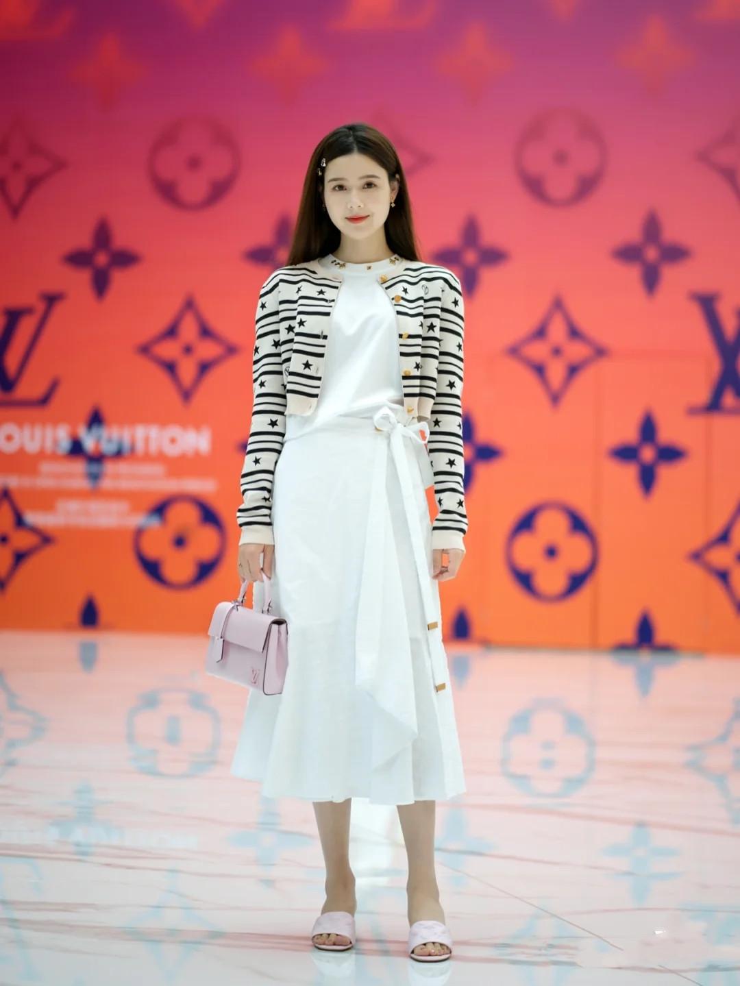 中年女人秋季穿搭示范，简单实穿又气质，让你在初秋时刻保持优雅