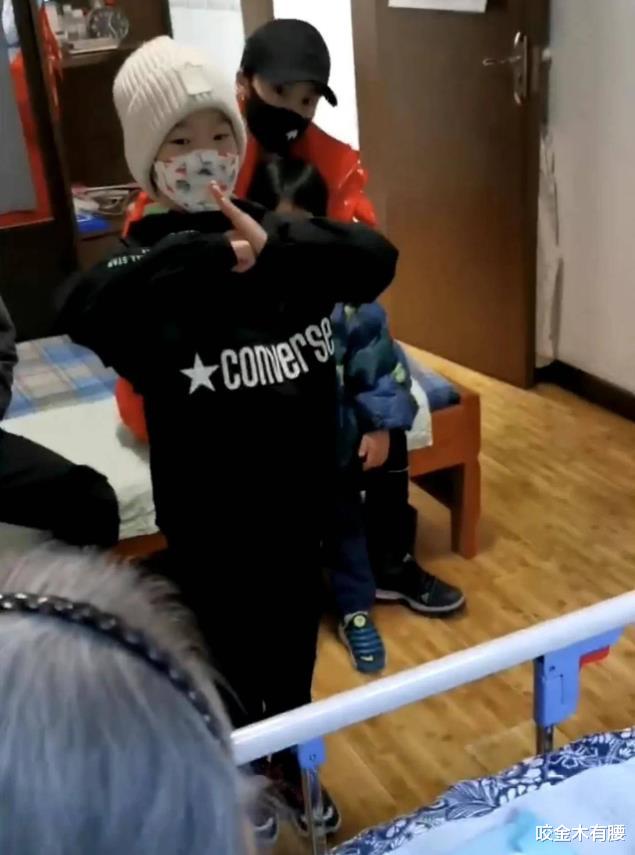 智取威虎山|吴京随谢楠回安徽老家，跪床边看望百岁奶奶，网友：骨子里的谦卑