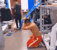 成龙|成龙与空姐合影惹争议，被曝索要女方电话住址，隔天送上签名礼物