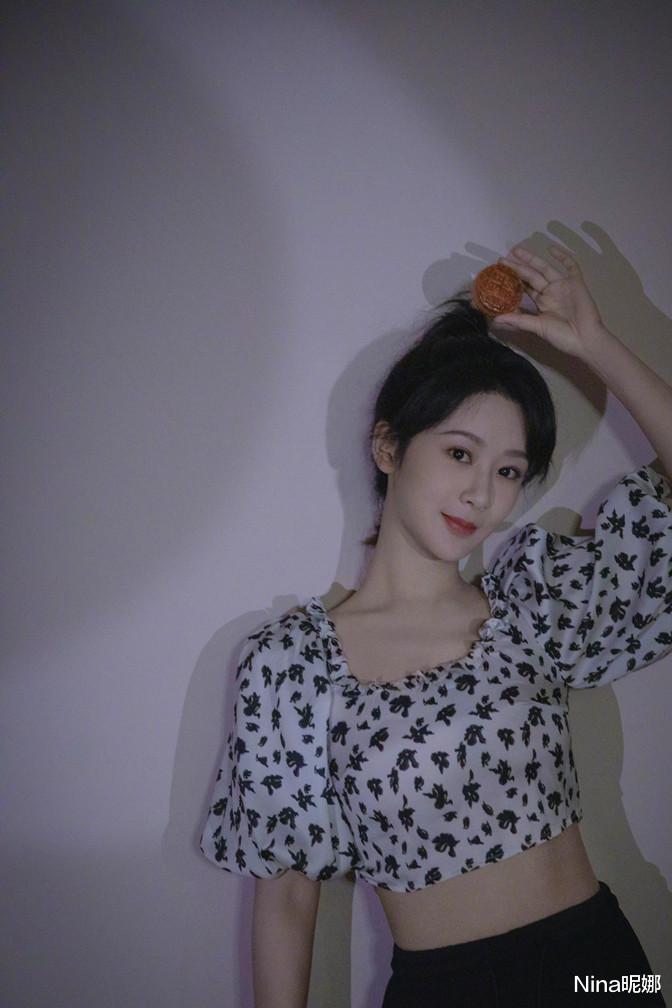杨紫|30岁杨紫早该这么打扮,中秋穿露脐装彻底放开秀身材,蚂蚁腰吸睛