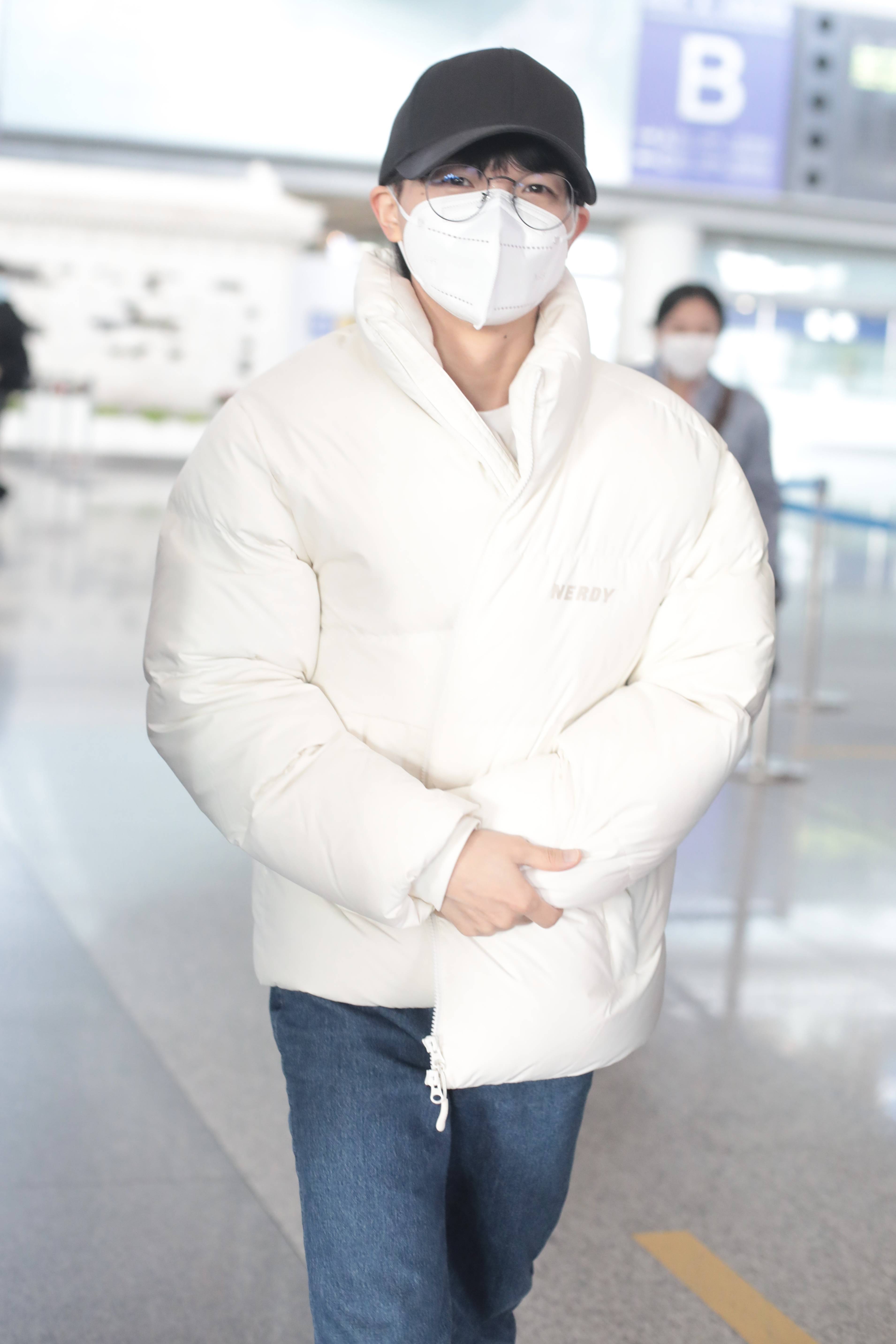 胡嘉欣|30岁周深裹棉袄现身机场!走路急促工作繁忙,出道8年已跻身顶流