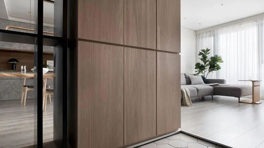 下沉3公分做落尘区,这种小户型玄关设计很流行,家里干净又舒适