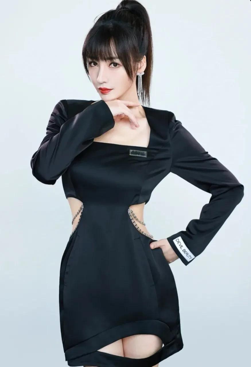 柳岩|柳岩这件衣服好好看哦，显得姐姐的腰更加的细了