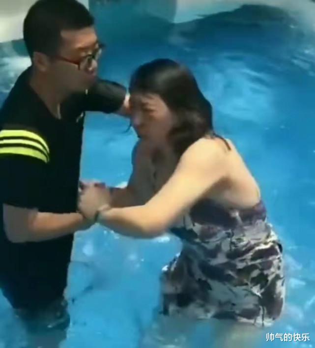 水滑梯安全员区别对待游客:是少女就一把抱住,是大妈就任她摔倒