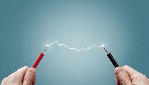 金属外壳|谁能解释解释,电器的外壳是怎样带电的?我来!