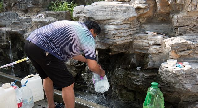 济南|济南免费景点，地下天然涌出“甜泉”，吸引很多大爷大妈来取水