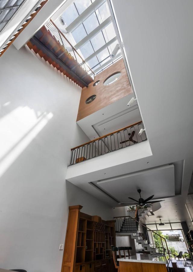 建栋3层小楼,客厅外两侧砌花坛,天井放采光井,怎一个舒服了得