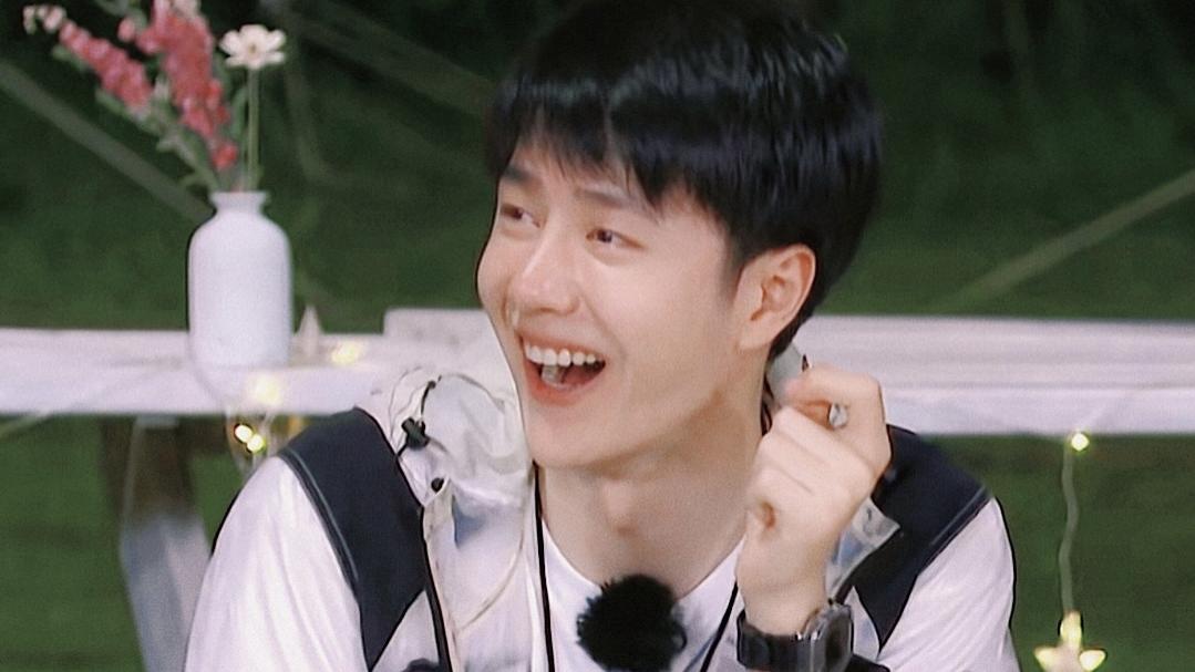 王一博|《街舞5》户外场：王一博主持大局满场跑，被导演逗到笑喷