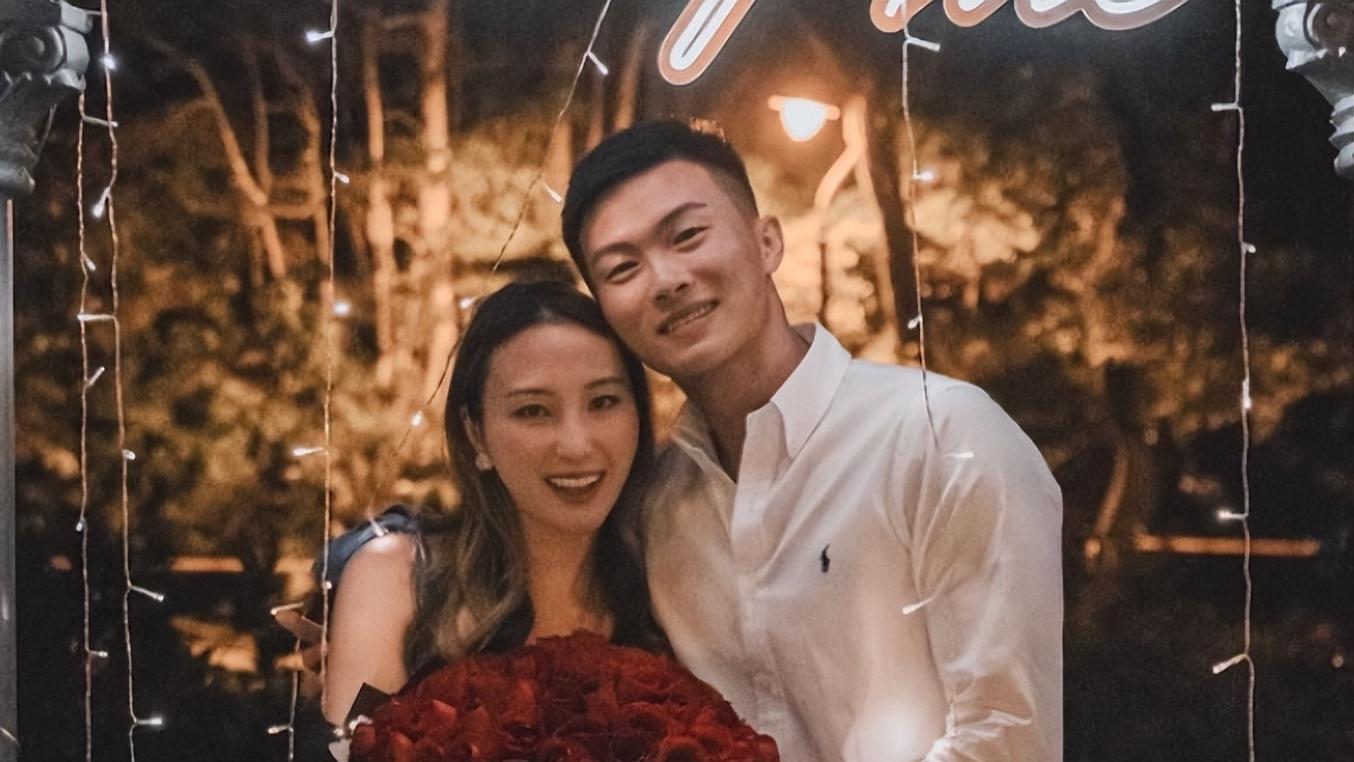 赌王准女婿求婚后升职！工资涨至8万，与何超云交往7个月同居