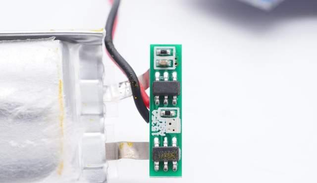 无线耳机|内置英集芯IP5333多功能电源管理SOC，Kiss me Q8真无线耳机拆解