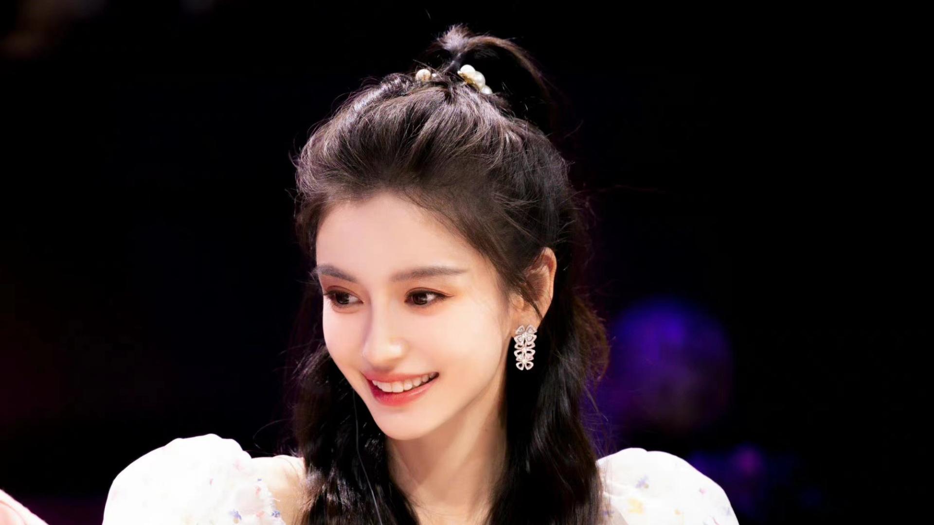 Angelababy Angelababy新造型好甜美，泡泡袖碎花裙搭高马尾，少女味十足！
