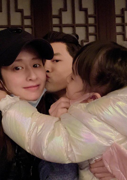 付辛博|颖儿为老公庆生，包下豪华酒店精心布置，双手抱紧付辛博很甜蜜