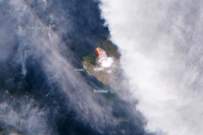 熔岩涌入大海!世界最活跃的火山之一喷发,会让冬季更冷吗?