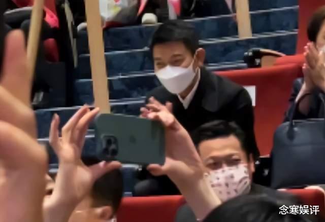 刘德华|刘德华到女儿学校看演出，见到老师主动打招呼，弯腰低头十分谦逊