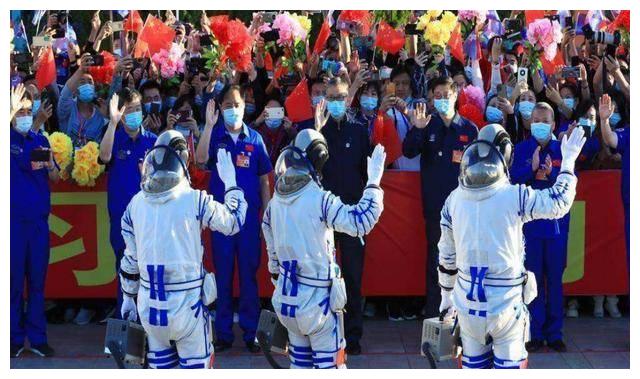 技不如人？为什么神14不效仿美国，将3000万套的航天服带回检修