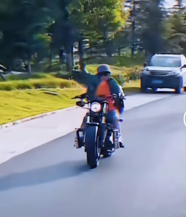 郑清文|李保田儿子片场吃盒饭！大口吃饭嘴巴包不住，胡茬满脸皱纹明显