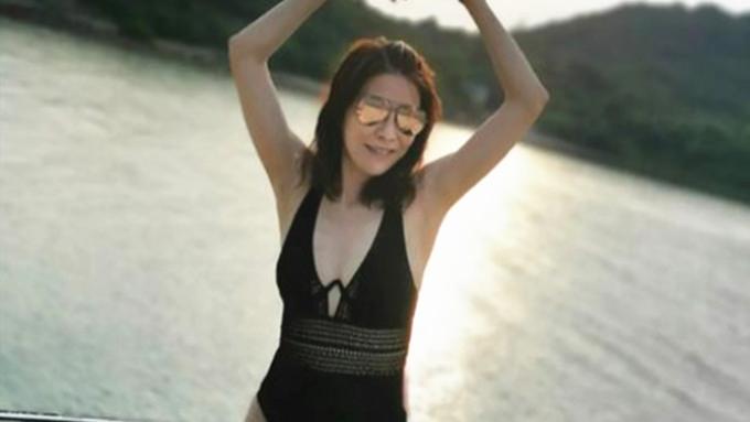 卢惠光|45岁黎淑贤坐游艇出海，穿泳衣大秀身材，曲线完美不输22岁准儿媳