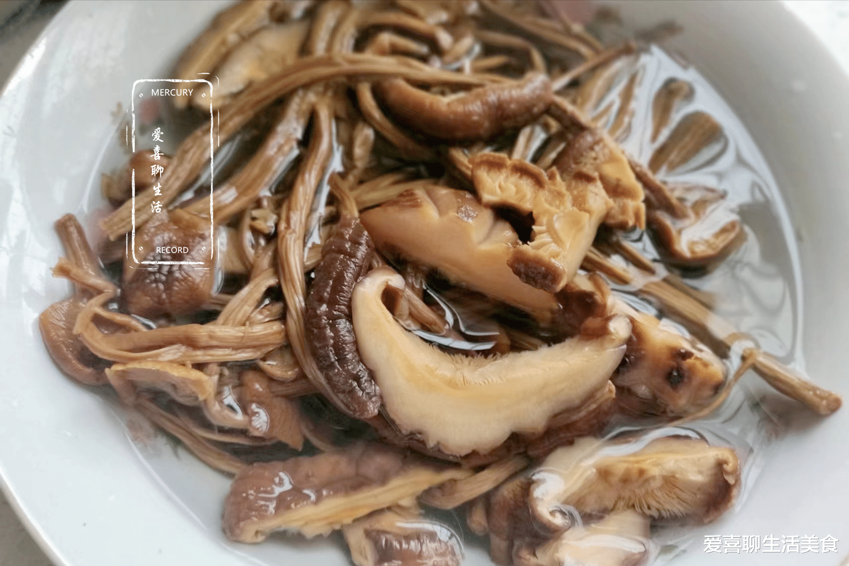 “夏季多喝汤，好处一箩筐”，这汤清香鲜美不油腻，适合中老年人