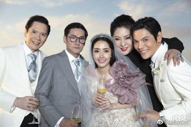 郭碧婷|向佐郭碧婷一家三口下馆子被偶遇，女方发际线后移明显，小奶黄独立吃饭超乖