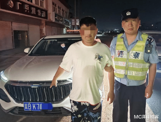 盐城一男子醉驾被查,倒车逃跑直接撞上警车……