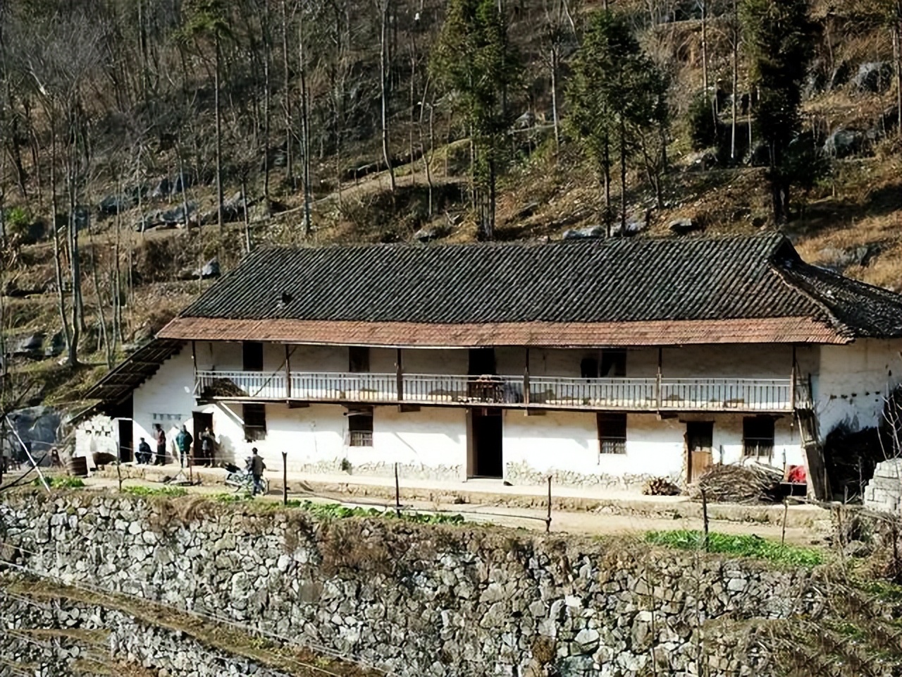 在农村,为何明明是泥土瓦房,农民却将里面装修得很豪华?