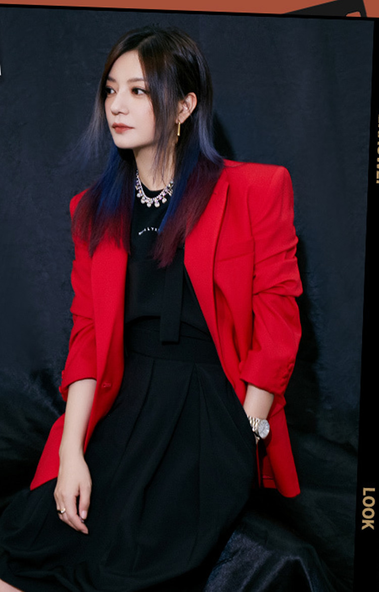 发型 半扎半散的发型怎么扎好看?扎个半马尾很美,简单优雅又时尚。