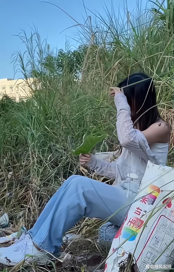一女子失恋后厌倦城市的生活,回到老家,整理老宅居住