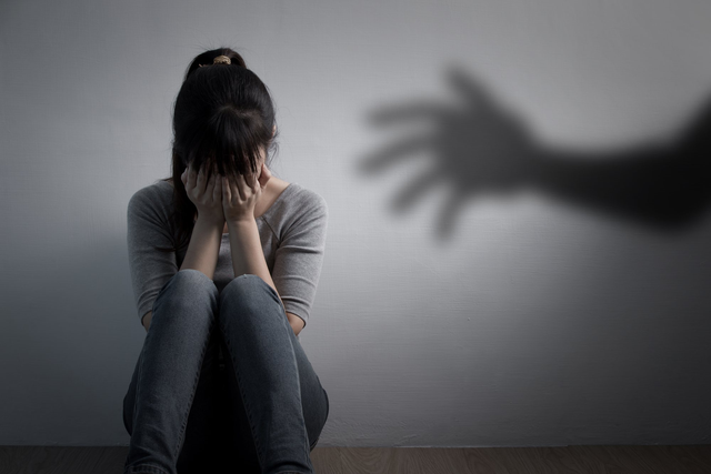 男子怀疑情人与他人有染,遂将对方塞入车尾箱:行驶中掉落身亡