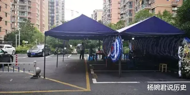 小区老人倚老卖老,连逝者家属请人吹喇叭都不放过,激怒围观者