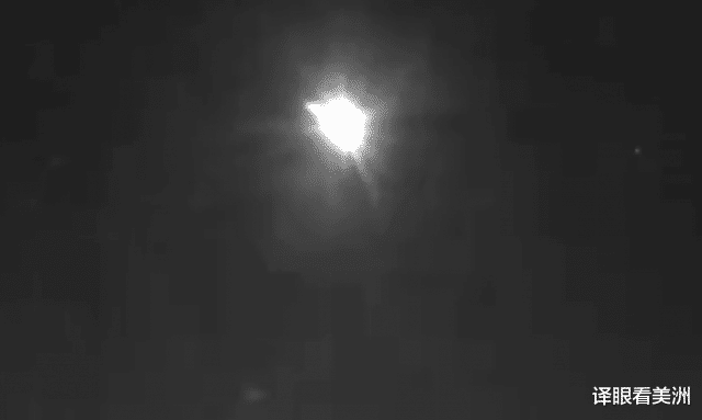 流星撞地球,绿色和蓝色火焰耀眼,燃烧分解坠地面,现场壮观