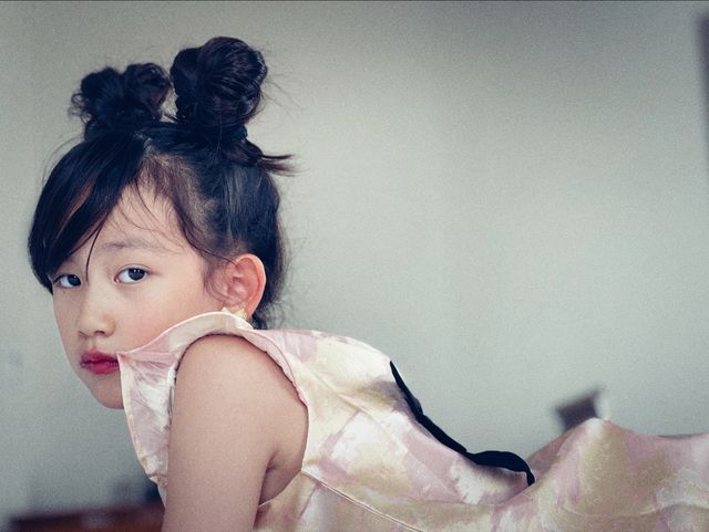 黄磊|黄磊二女儿近照曝光，比姐姐黄多多五官更精致，大长腿姑娘没错了