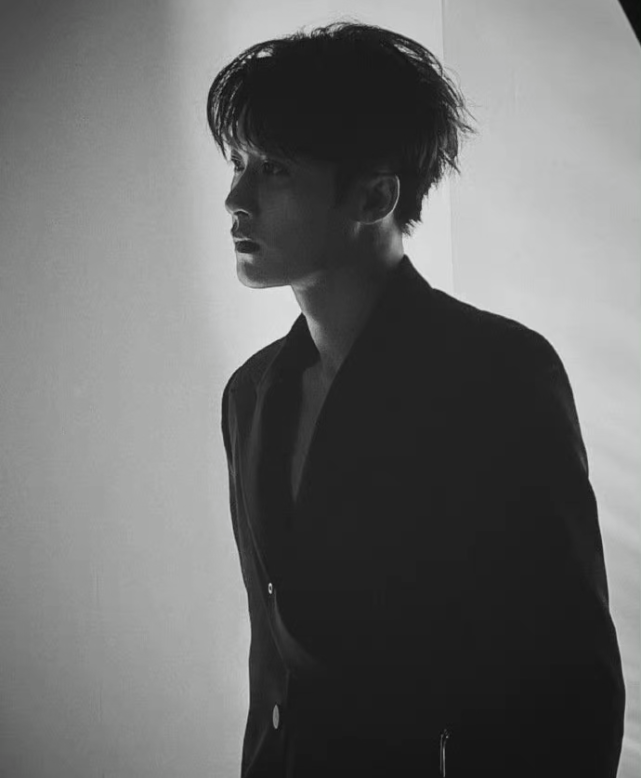檀健次|檀健次胶片风黑西装造型