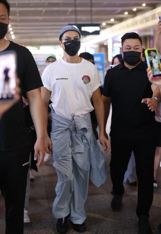 陈伟霆|陈伟霆私下里够有型的,虽然白色T恤很随性,但“锅盖帽”太时髦