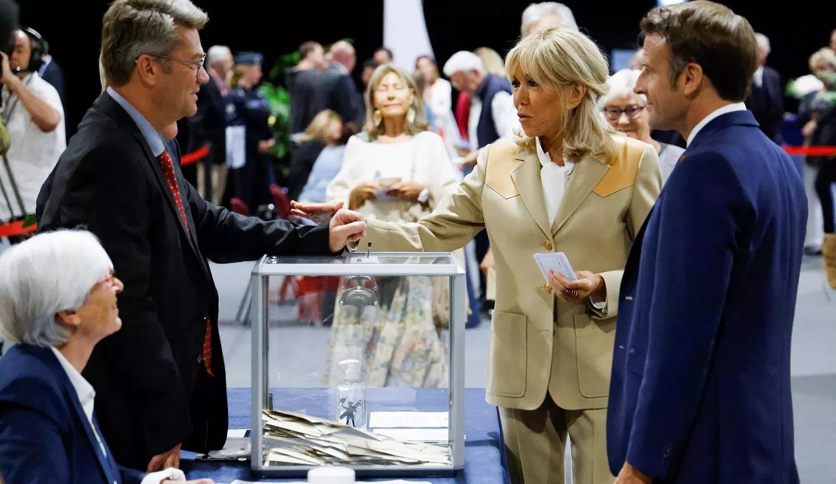 跑步 布里吉特度假归来后营业！换了发型挽着马克龙太甜，米色套装霸气