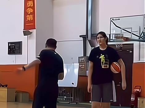 巩晓彬|巩晓彬为何会指点女姚明？看看她母亲就明白了，纪敏尚都有求于她