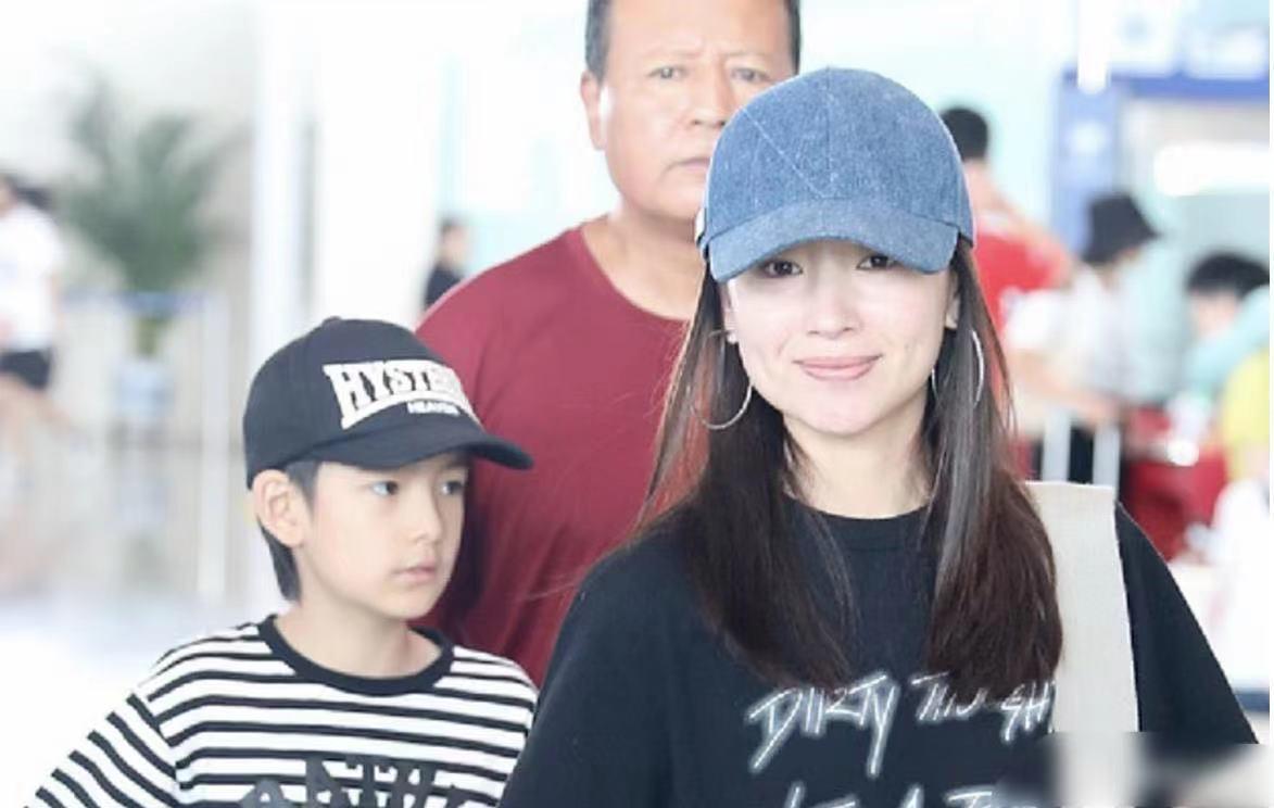 董洁|13岁顶顶太秀气？董洁身兼父职让儿子骑山地车，曝孩子摔得很惨