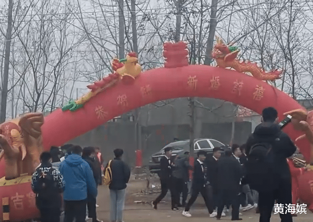 山东一女子结婚当天,40多个弟弟站婚车前霸气护送,场面羡煞网友