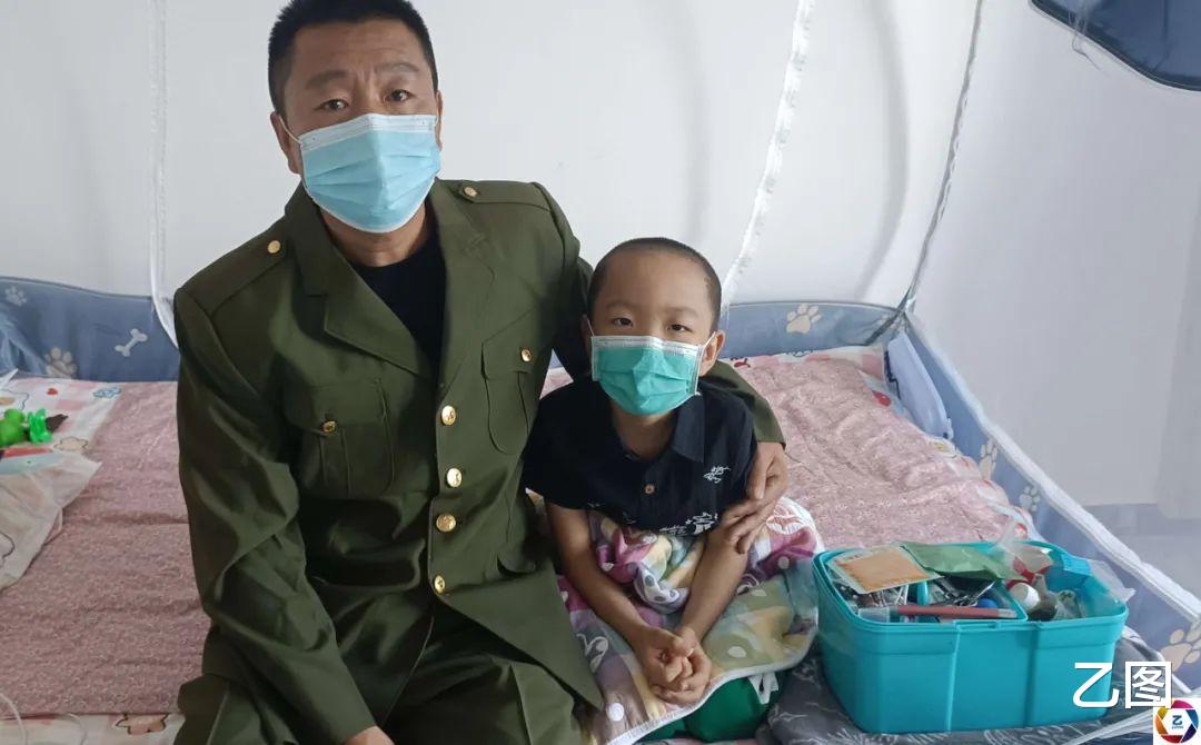 幼子患病无钱治,军人梦想成泡影,老兵爸爸在家给他军训圆梦