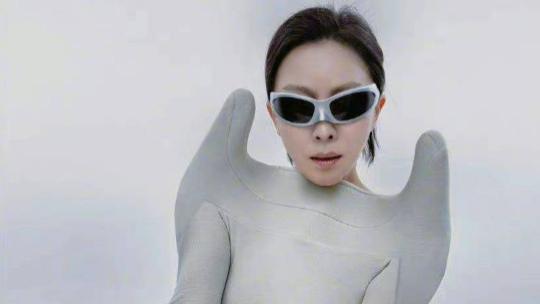 刘嘉玲|刘嘉玲时尚大片被指“欣赏不来”，不仅撞脸那英，还五官变形