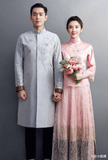 唐艺昕|张若昀唐艺昕一家三口同游三亚，1岁多女儿扎小辫头发浓密超可爱