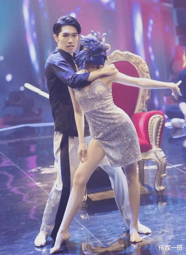 江铠同|江铠同直播卖货,被弹幕刷屏“挤痘痘”,尴尬难掩着急下播