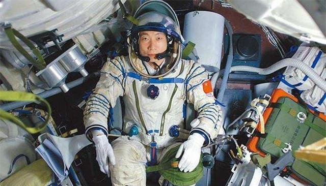 杨利伟进入太空后听到敲窗声,16年后真相揭开,庆幸捡回一命