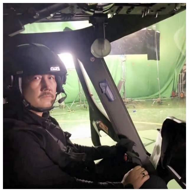 李崇霄|知名演员李崇霄遗作花絮曝光！乘坐直升机威风凛凛，脸型微胖