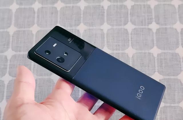 iqoo|iQOO11系列蓄势待发！但最值得到手的还得是iQOO10Pro！