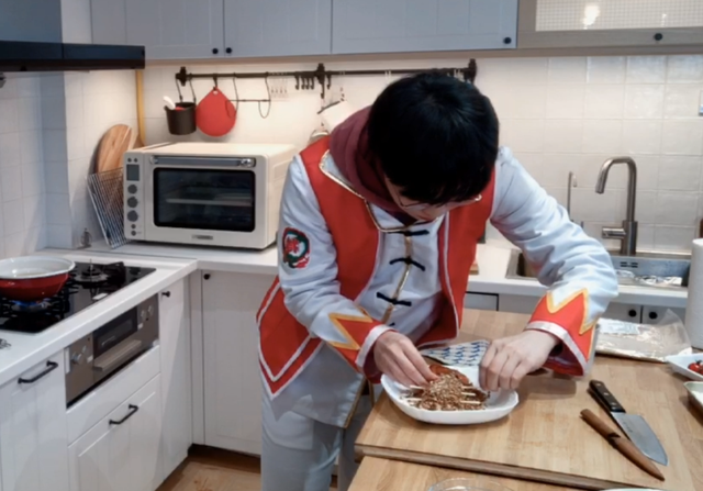 冬奥_北京冬奥|斗鱼柴犬老丸子还原云龙炸虾,弹幕:龙虾被埋了,还上了三炷香