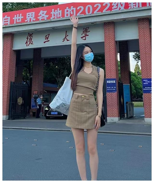 范志毅|范志毅女儿晒24岁生日照！穿着靓丽名校读研，大7岁男友久未现身