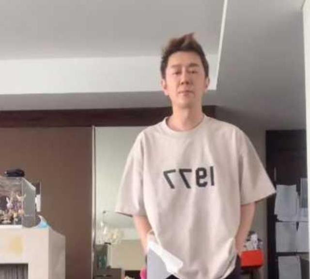 |陈浩民晒出居家日常，意外曝光了家中内景，脏乱引网友热议