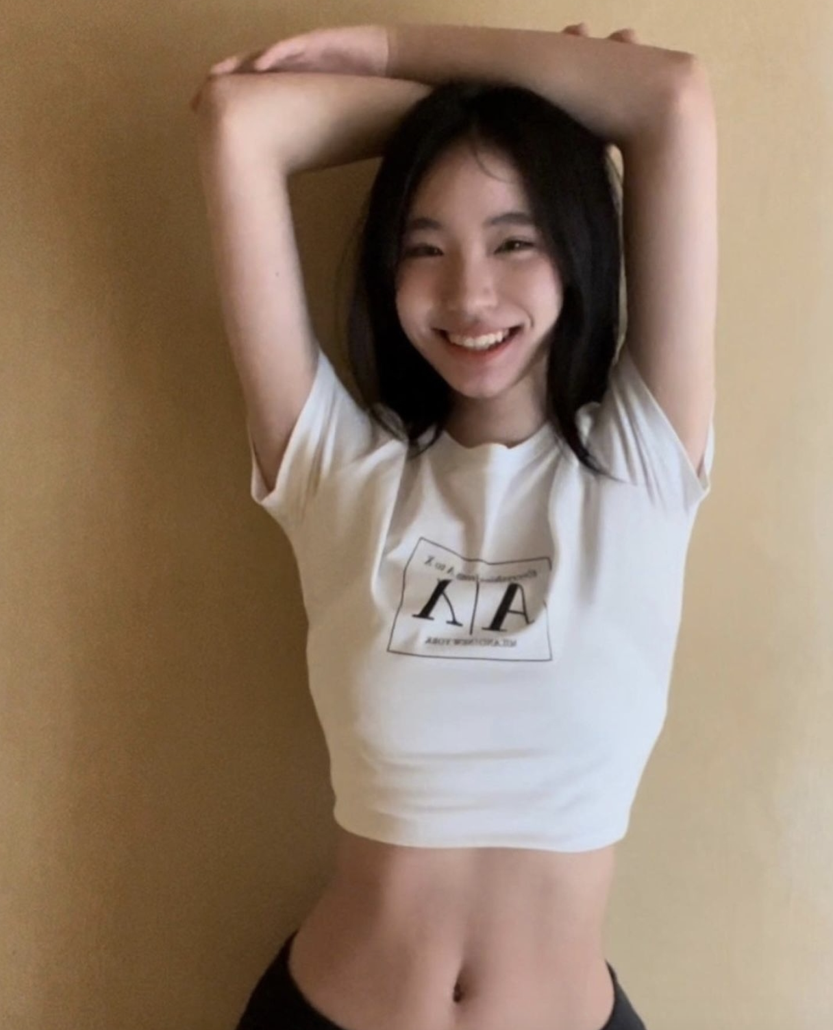 小S|小s二女儿晒自拍，秀直角肩和小蛮腰，14岁Lilly穿扮成熟颜值获赞