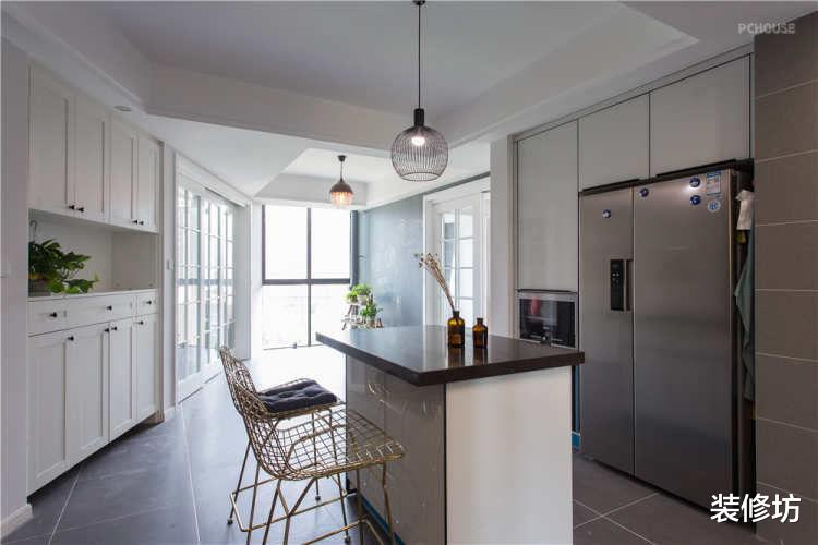 去繁从简,用原木与灰打造140㎡的绅士空间,简洁不奢华